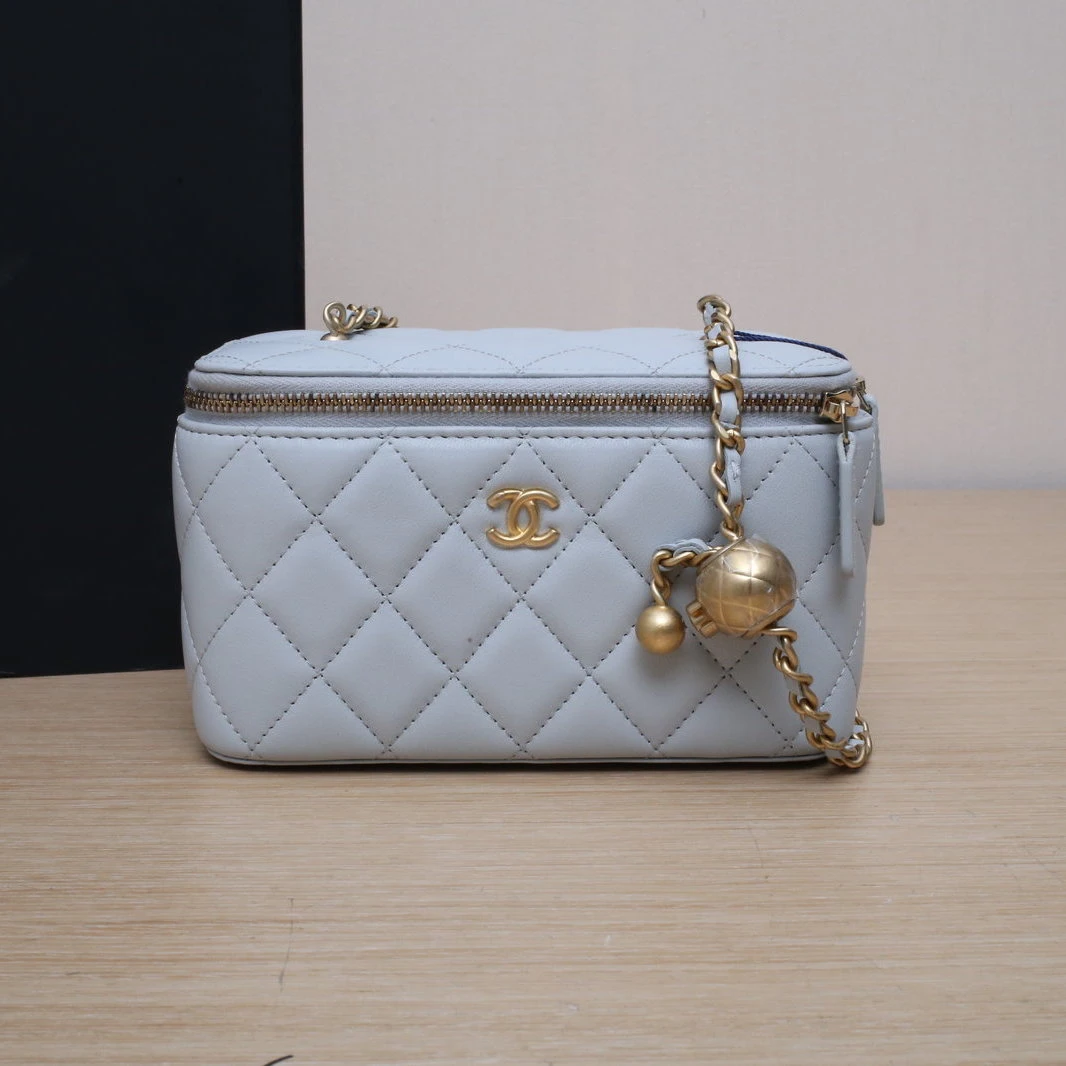 99新 Chanel/香奈儿 花花长盒子化妆包 带镜子 16.5cm 浅蓝色镭射