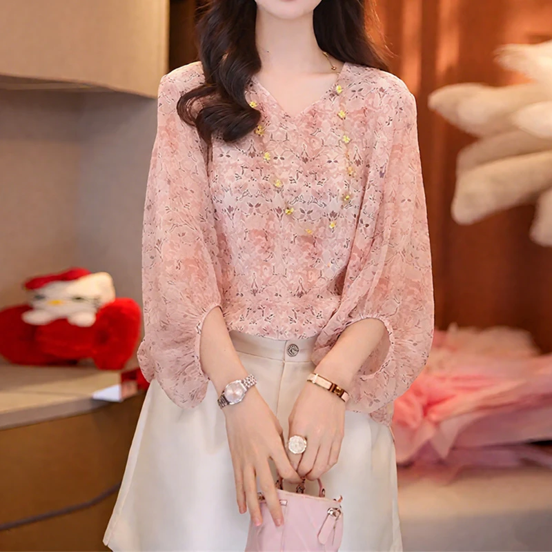 法式碎花高级感V领七分袖衬衫女夏季2025新款洋气别致宽松上衣服