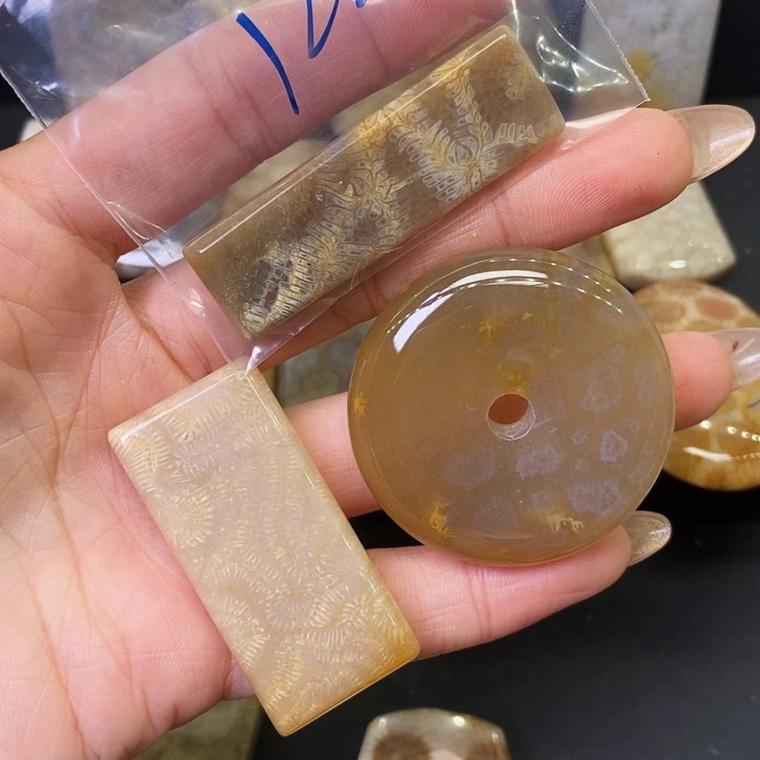 硅化玉颈饰合金吊坠