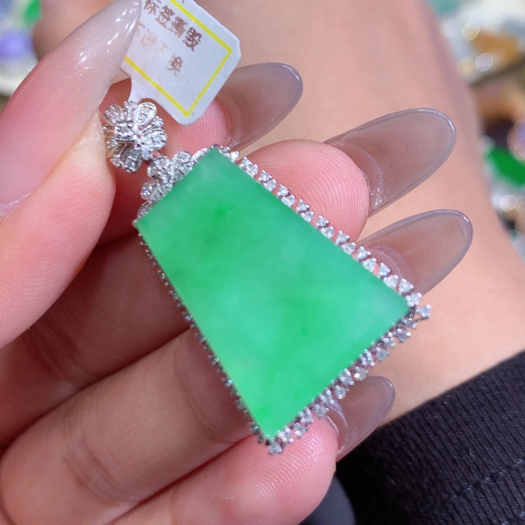 翡翠吊坠(赠链)18K金镶嵌