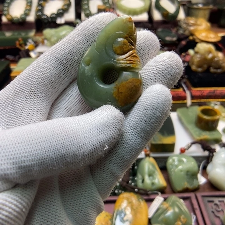 颈饰未镶嵌岫岩河磨玉（透闪石质玉）