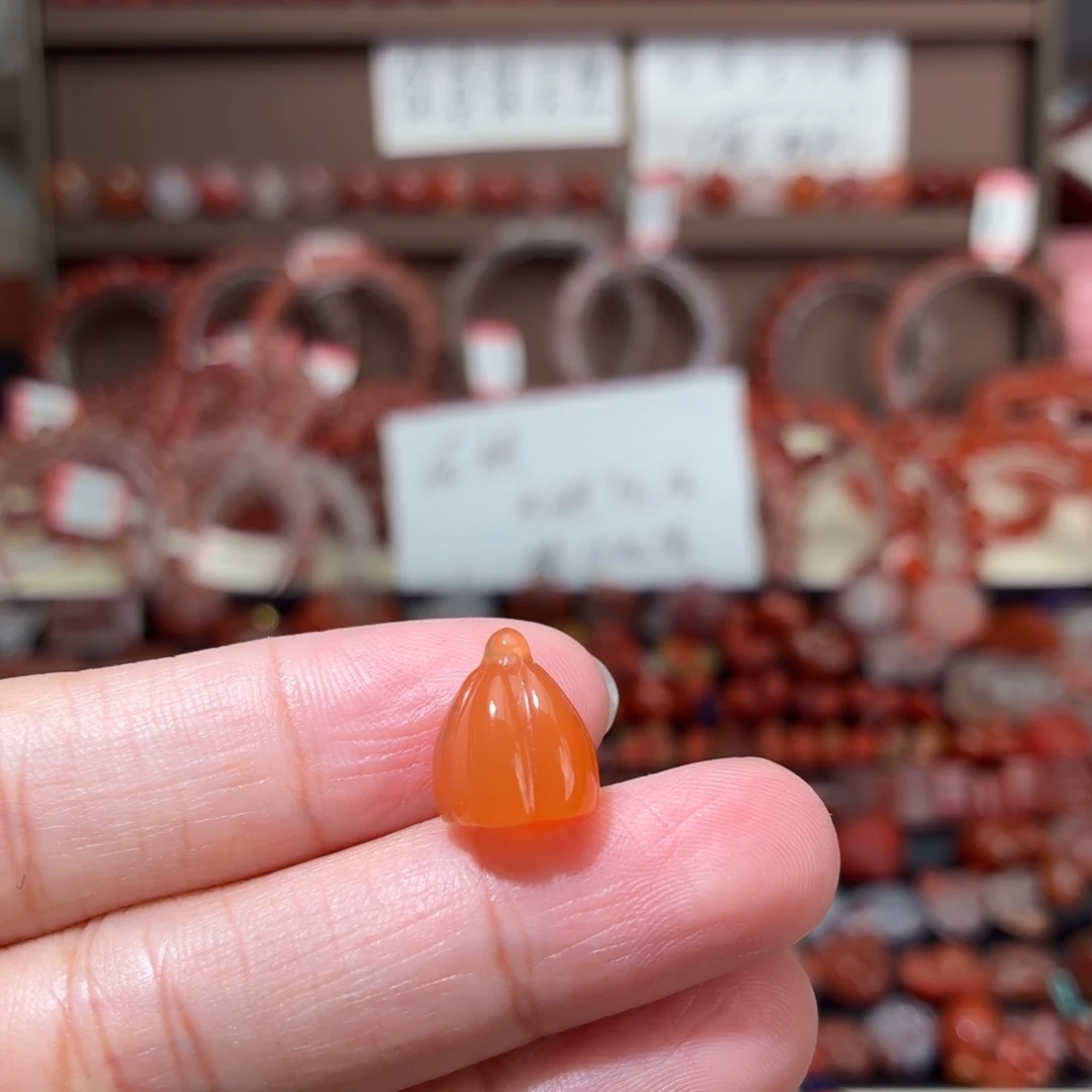 南红玛瑙未镶嵌颈饰莲蓬