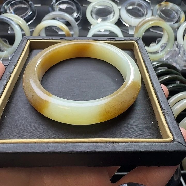 和田玉未镶嵌手镯