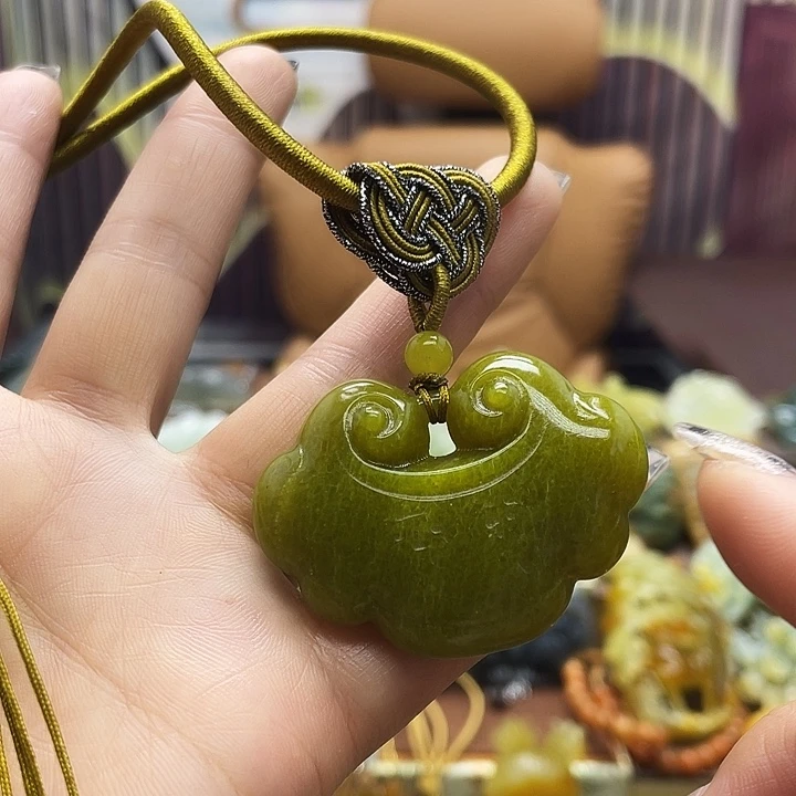 蛇纹石玉未镶嵌挂件