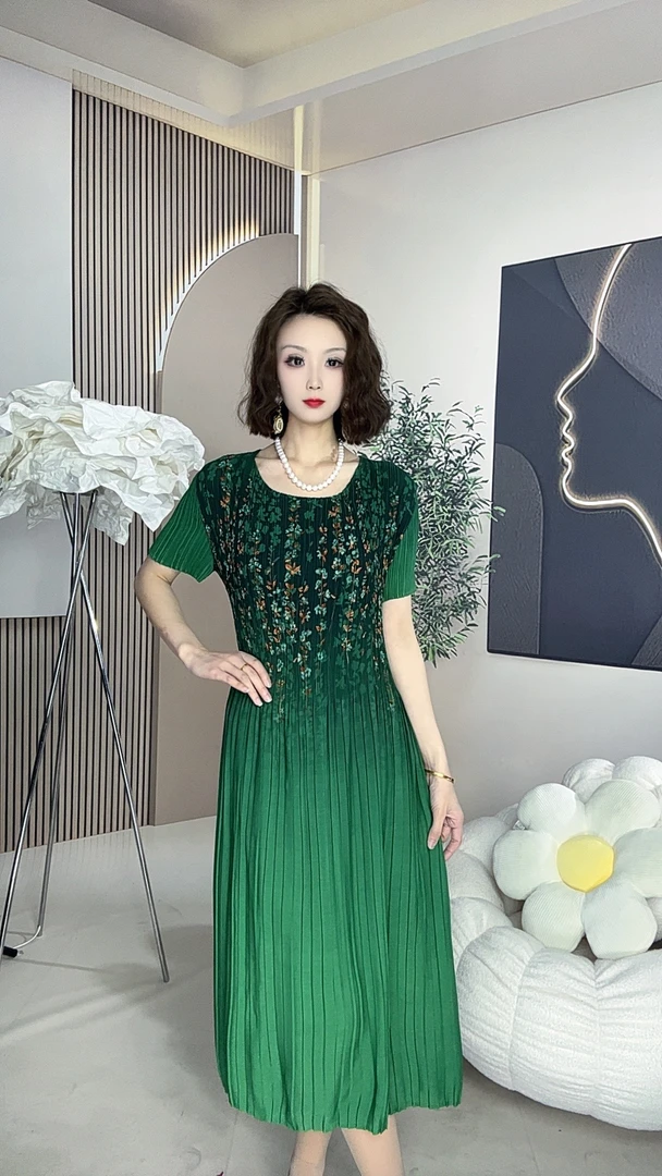 229号中年妈妈褶皱新款时尚气质优雅圆领宽松连衣裙领季中长款