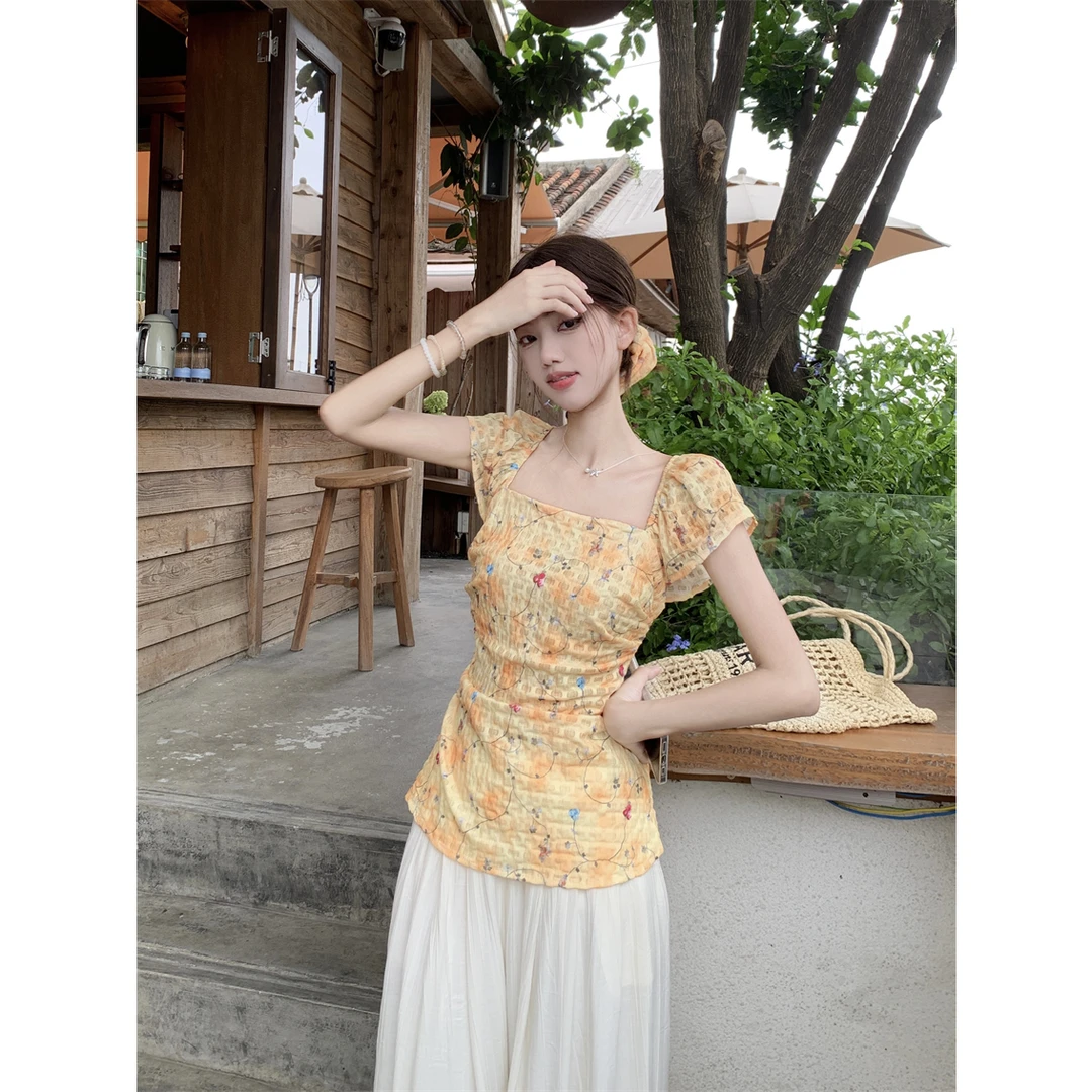 爱豆+《现货现发》2025新款法式甜美碎花方领小衫女收腰设计小飞袖