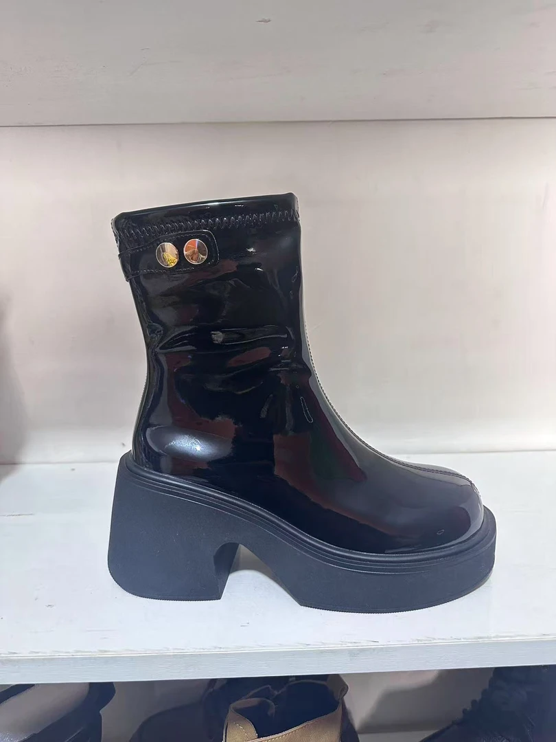 2024年新款高帮短款女靴子