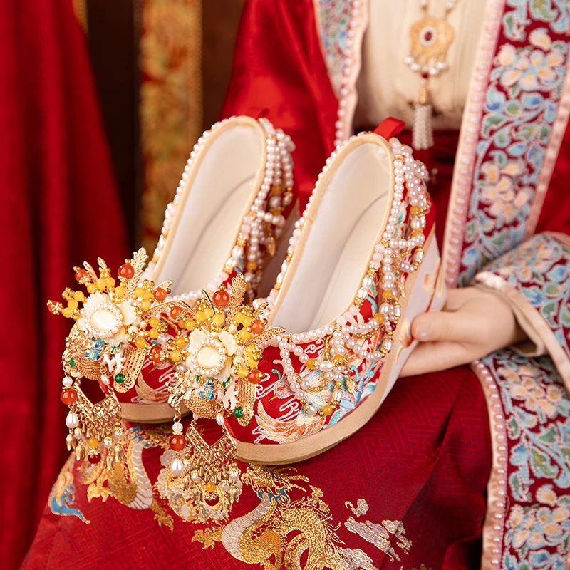 如鼓琴瑟中式重工秀禾婚鞋2025年新款坡跟增高手工结婚新娘绣花鞋