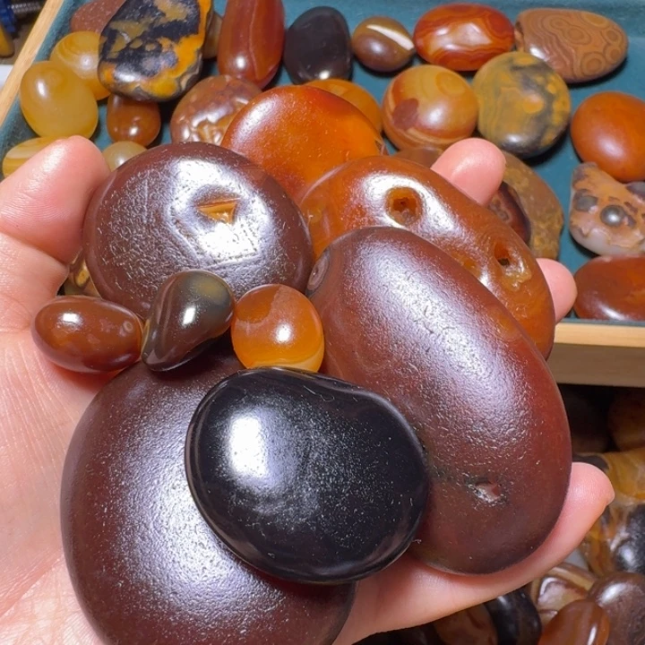 黑***白瓷片马达加斯加奇石手把件