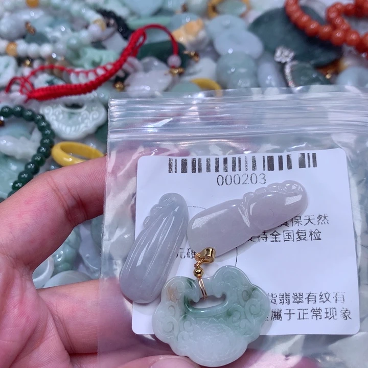 翡翠未镶嵌颈饰挂件