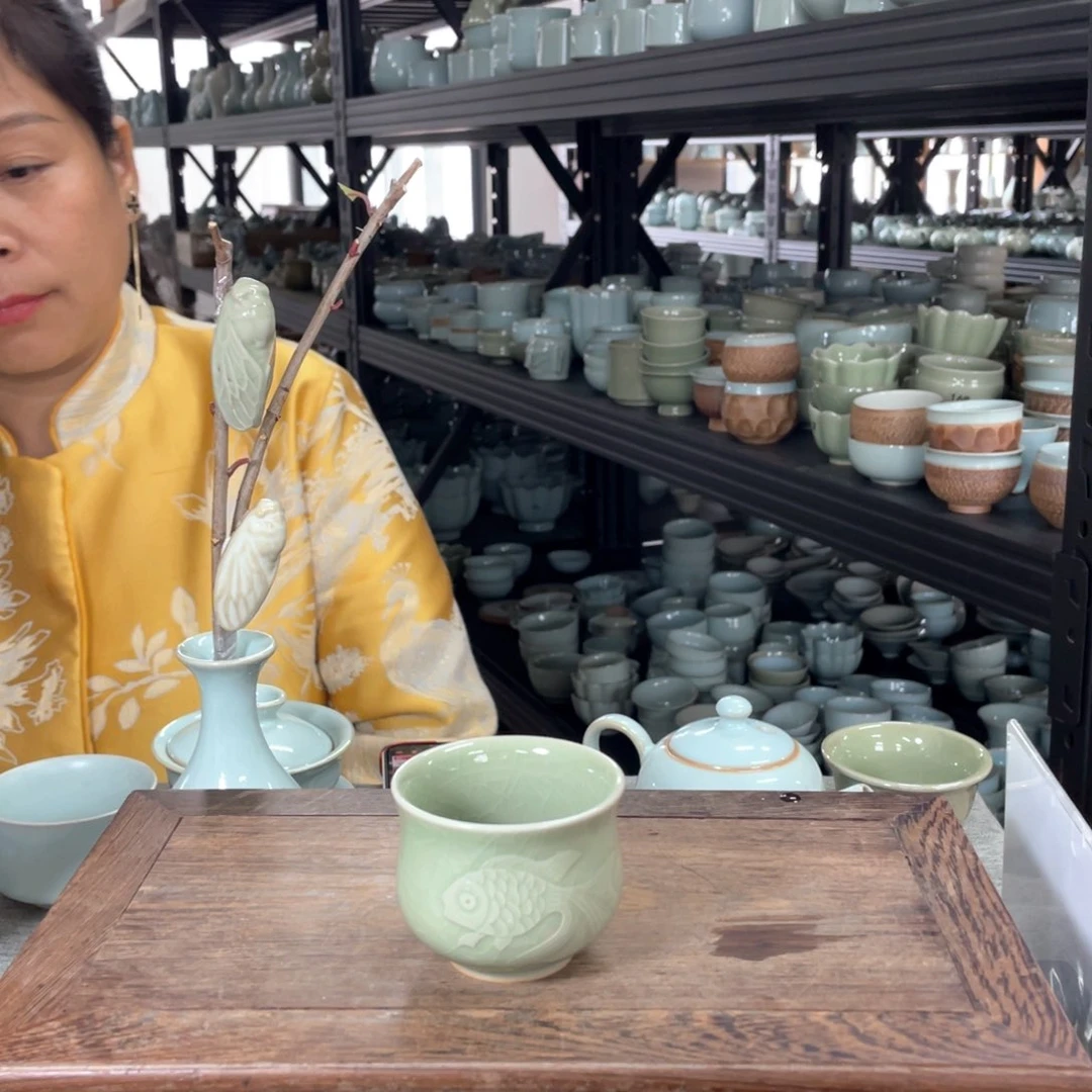 其他翠青釉手拉雕刻荷风杯微瑕