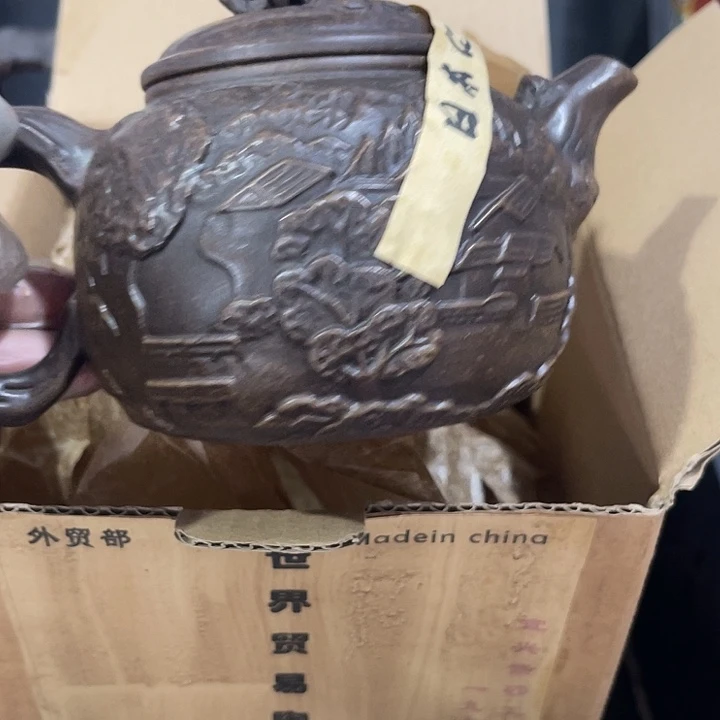 茶壶紫泥原矿泥料手工制作的一把紫砂壶。