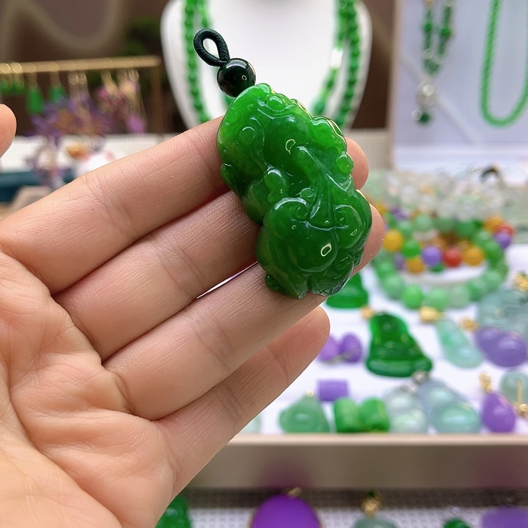 翡翠未镶嵌颈饰满绿皮球
