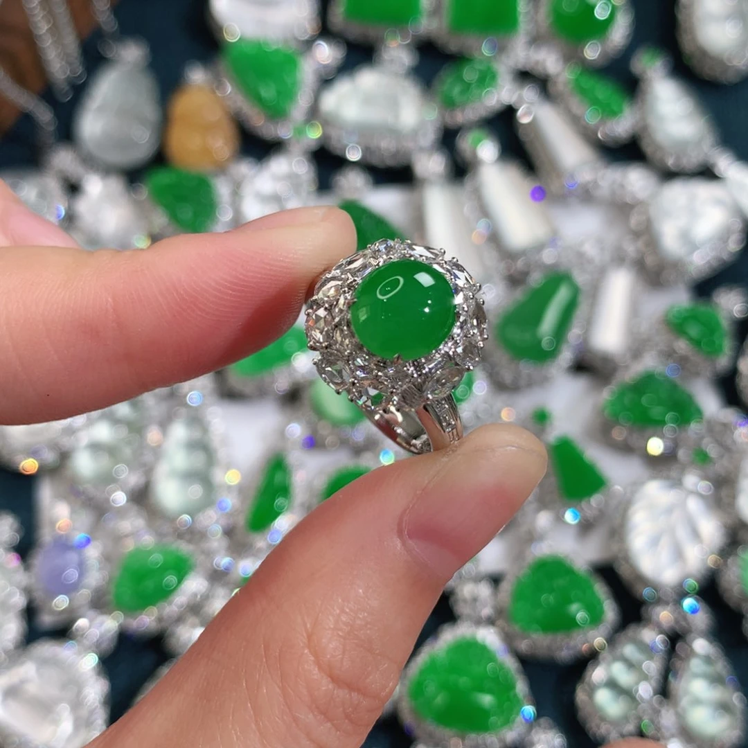 颈饰18K金镶嵌翡翠戒指