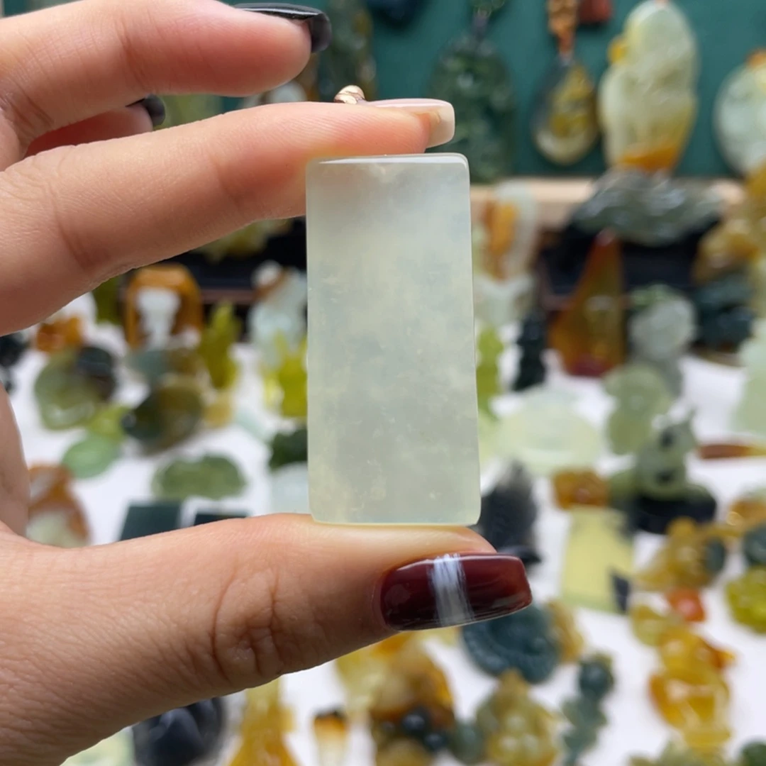 蛇纹石玉颈饰未镶嵌