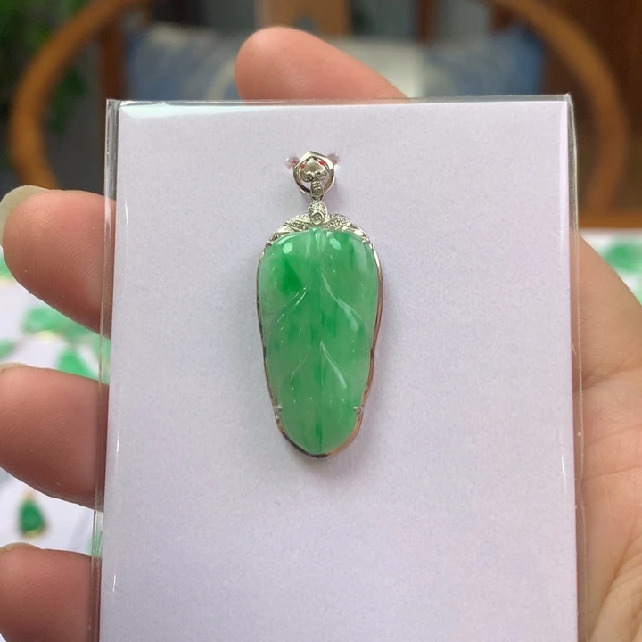 翡翠颈饰18K金镶嵌翡翠吊坠