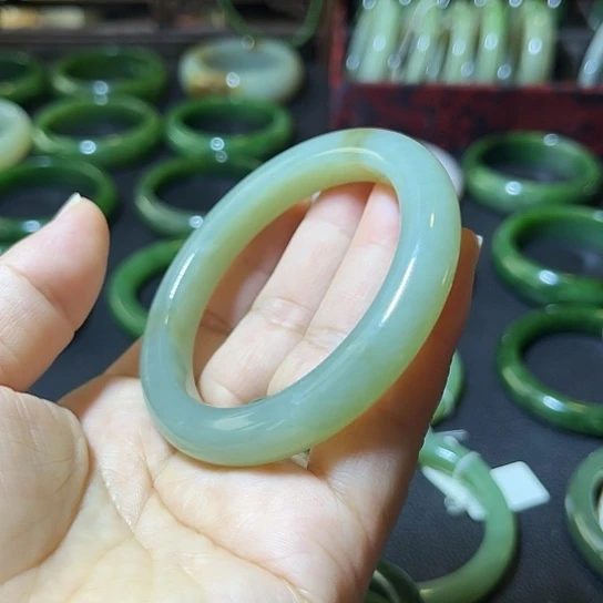 和田玉未镶嵌手镯