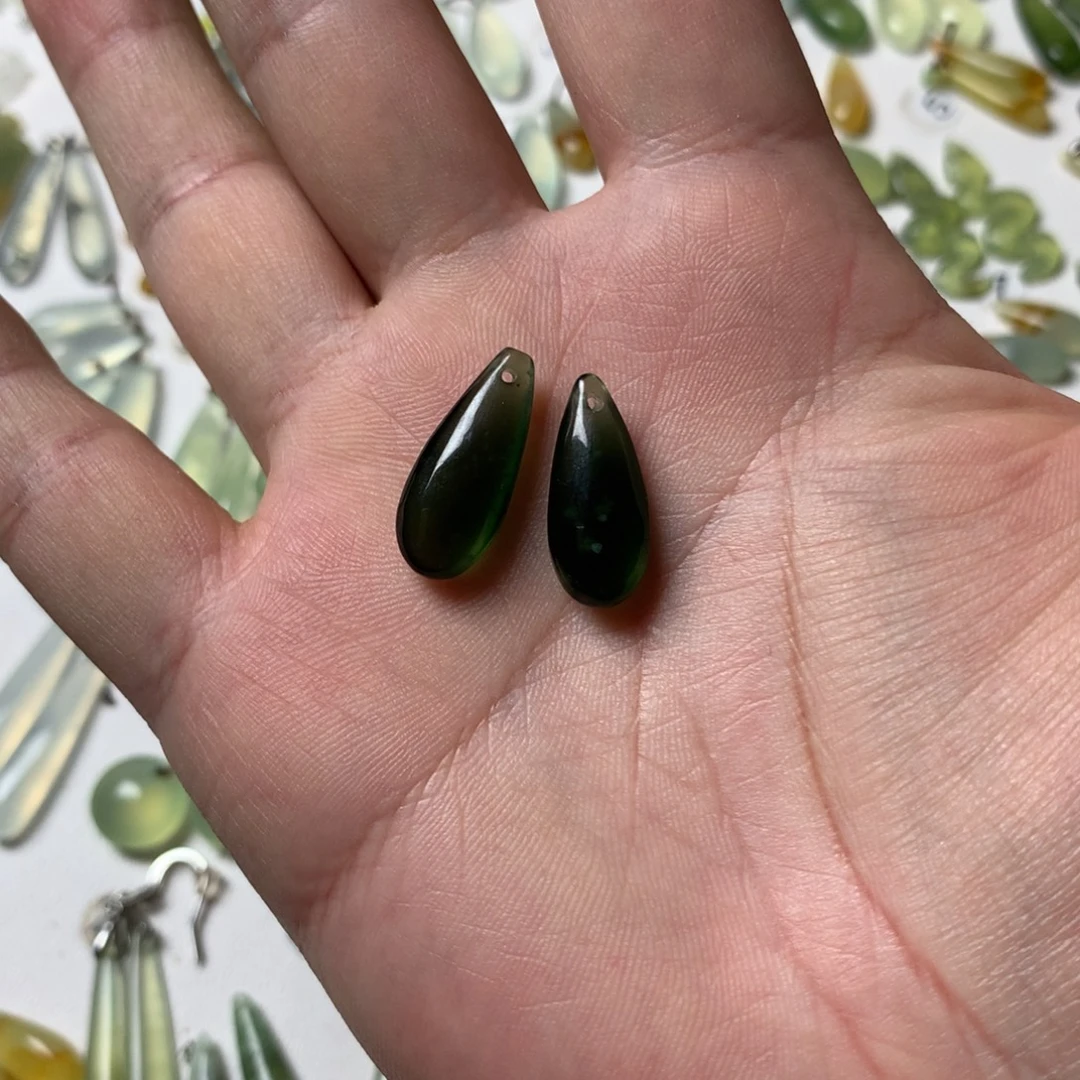 毛****蛇纹石玉未镶嵌耳坠