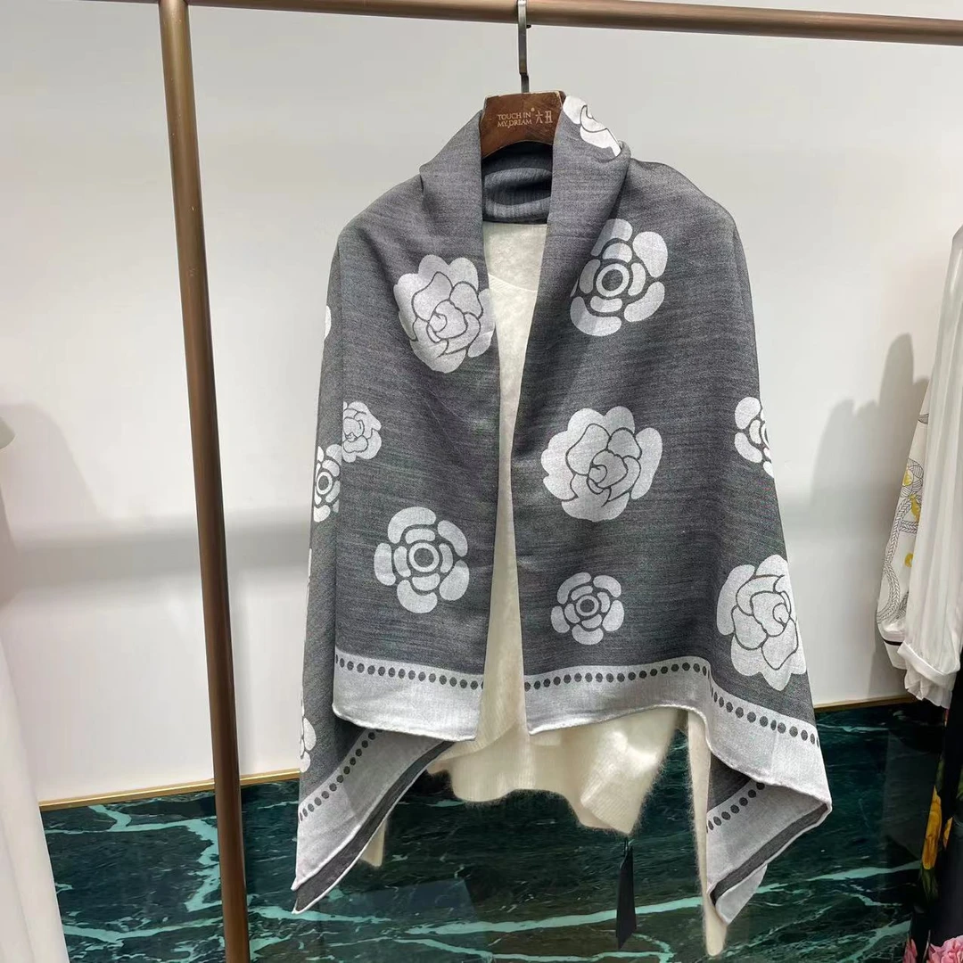 【六丑】新款时尚百搭显瘦通勤白色小花方形围巾509AWJ0160