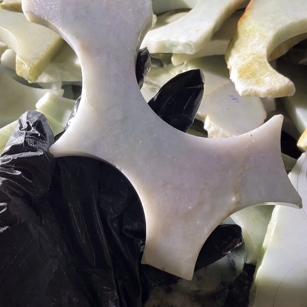 翡翠挂件未镶嵌定制翡翠毛料片料