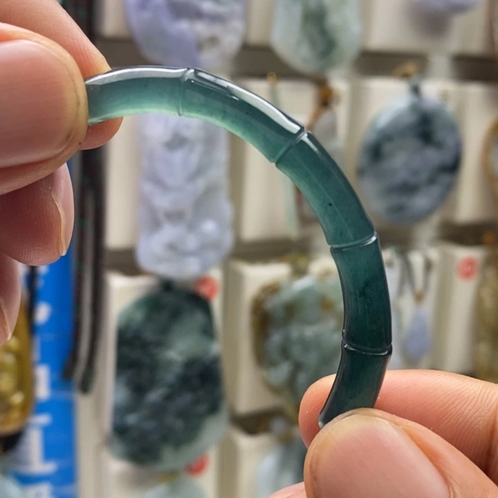 翡翠未镶嵌颈饰好
