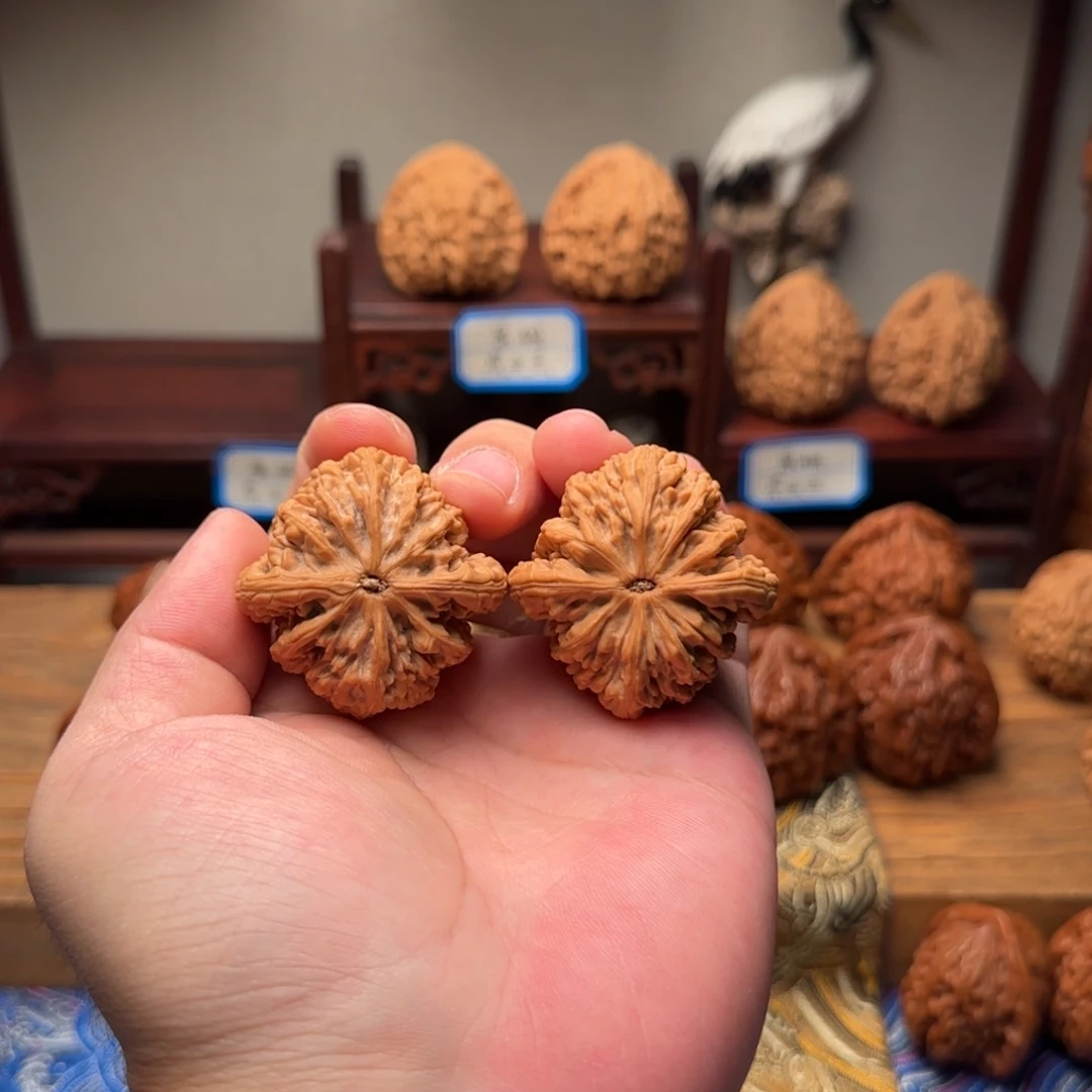 文玩核桃吊坠花****8原树虎头王40