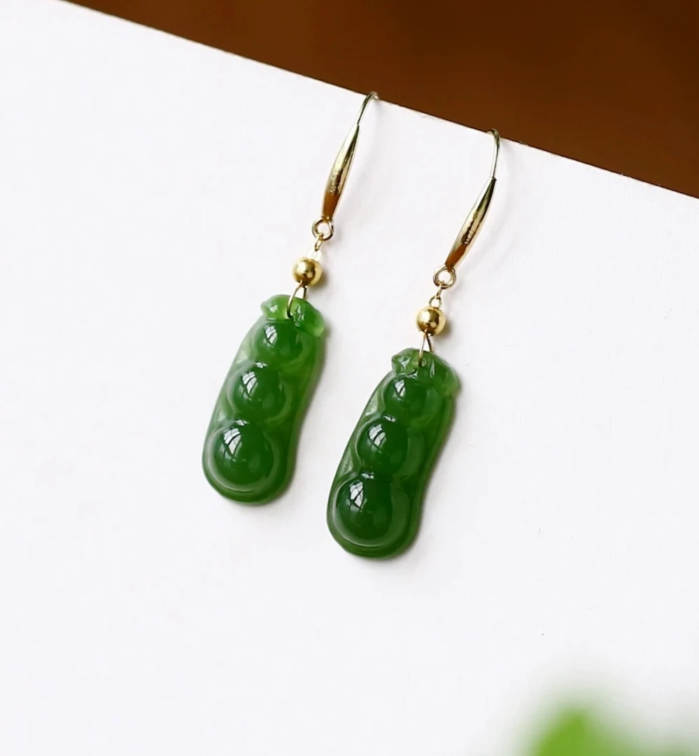 18K金镶嵌天然和田玉碧玉福豆耳钩