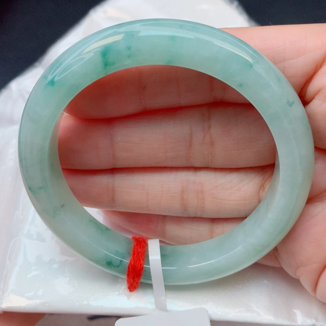 翡翠未镶嵌手镯55.5圈 细糯化绿底飘小绿花窄条无纹裂