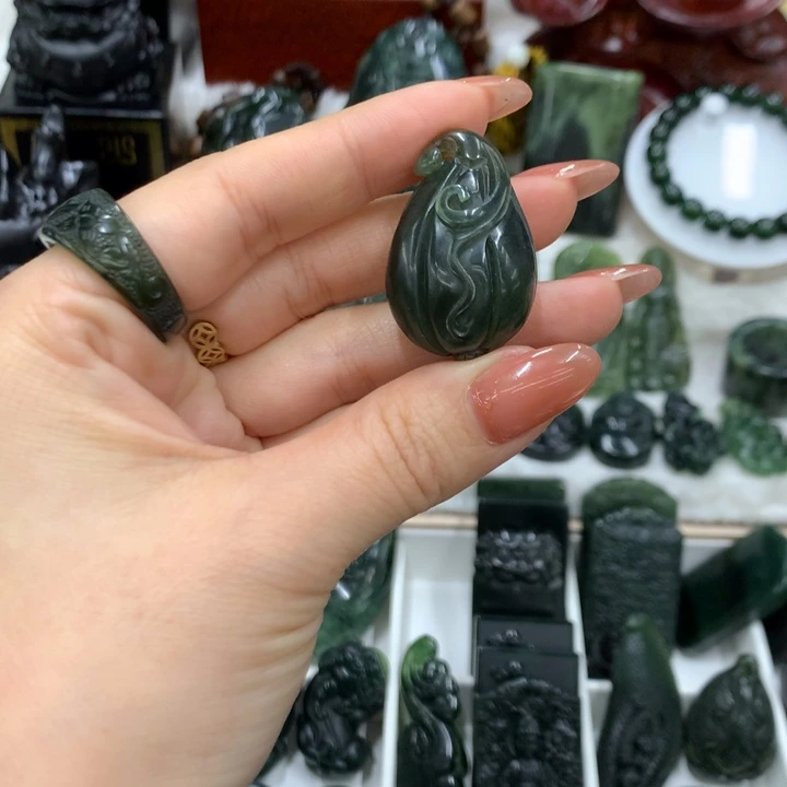 蛇纹石玉未镶嵌颈饰