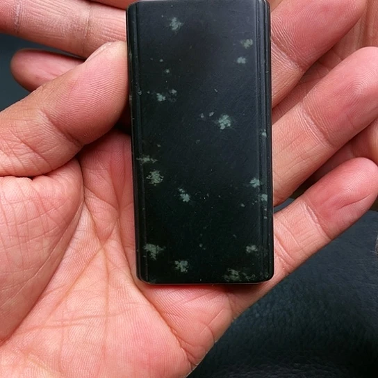 和田玉吊坠。未镶嵌刘*顺