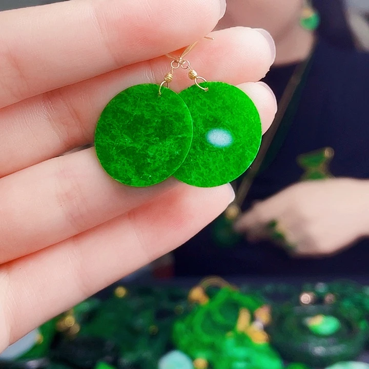 翡翠18K金镶嵌颈饰多样性