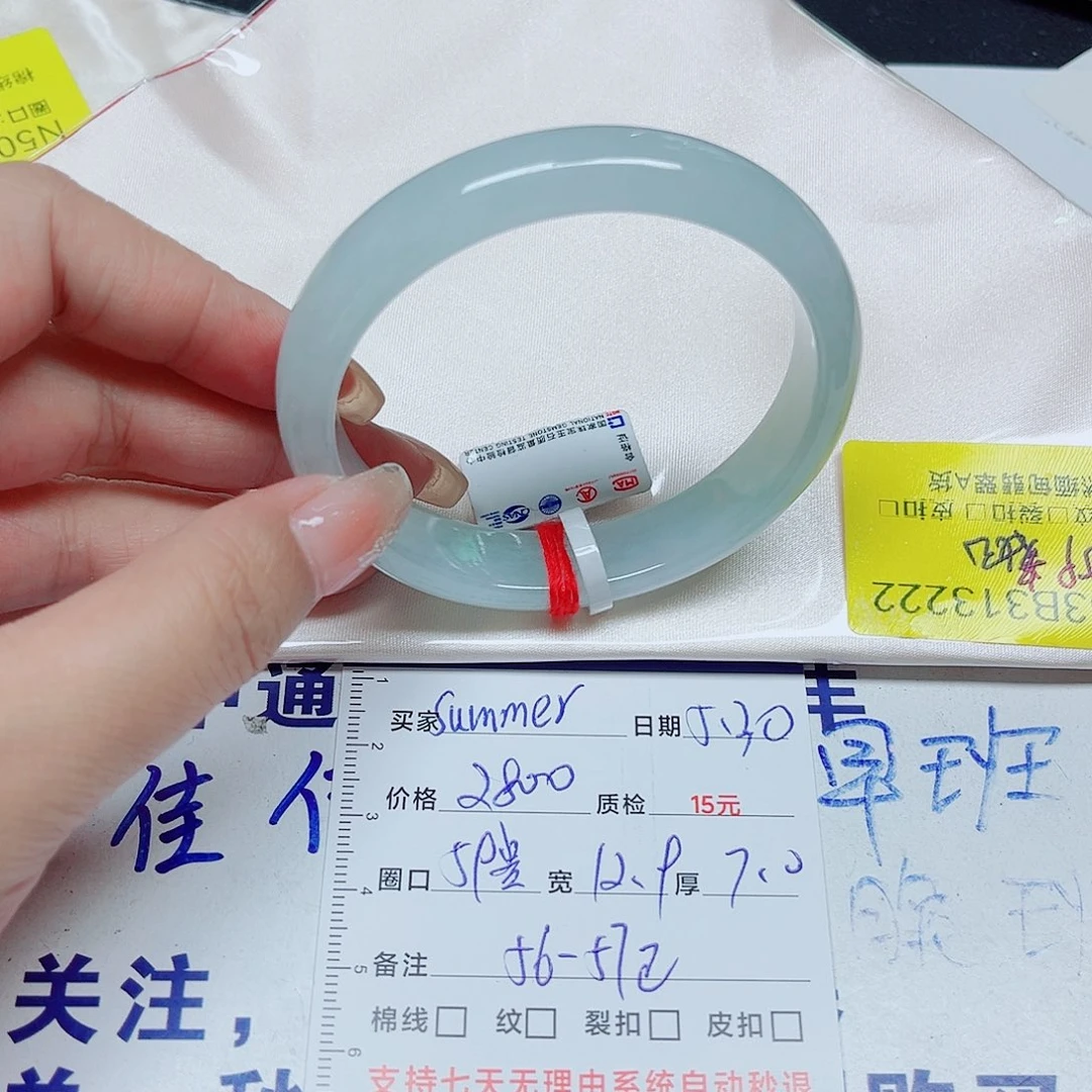 翡翠手镯未镶嵌'****。翡翠手镯131222