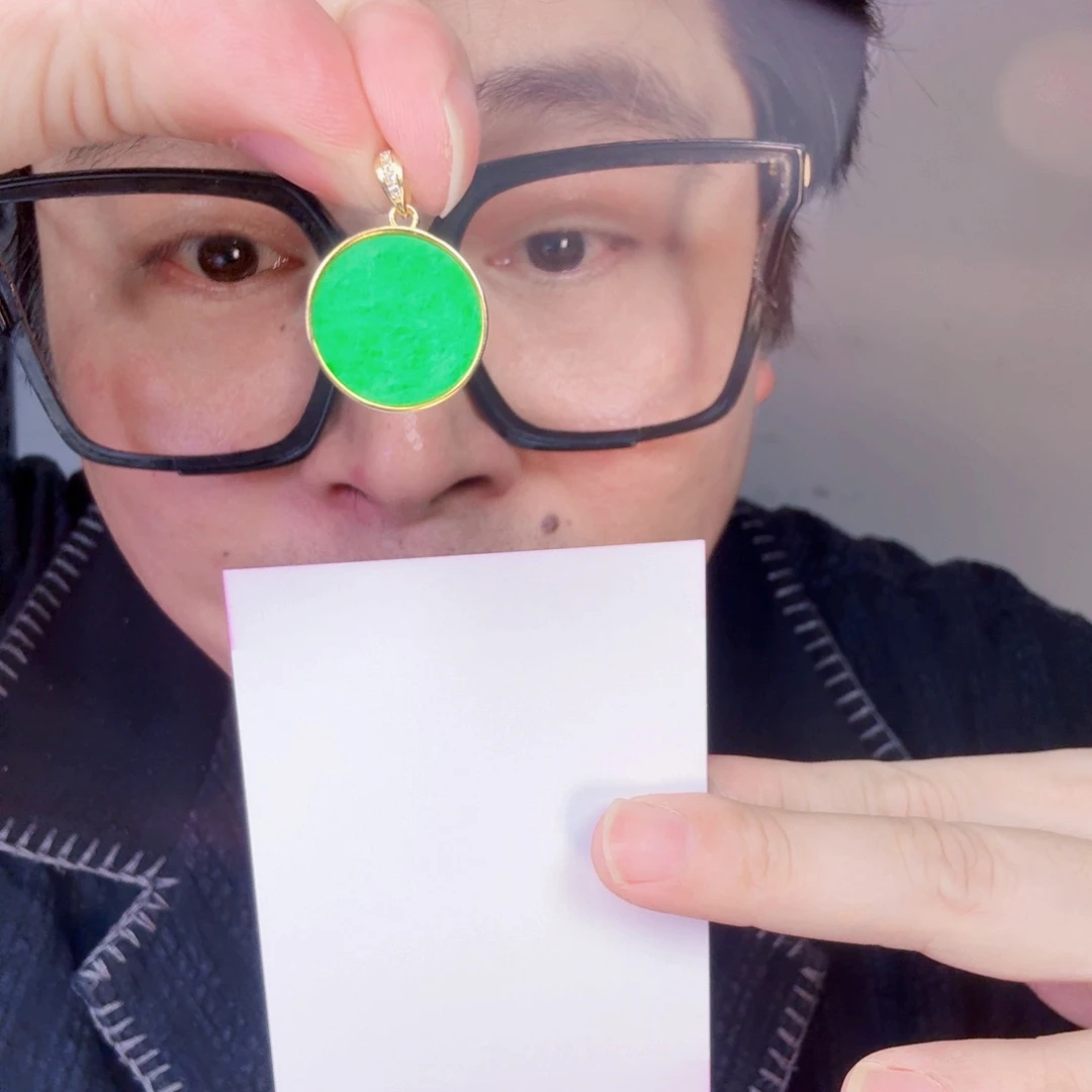 翡翠未镶嵌颈饰一件