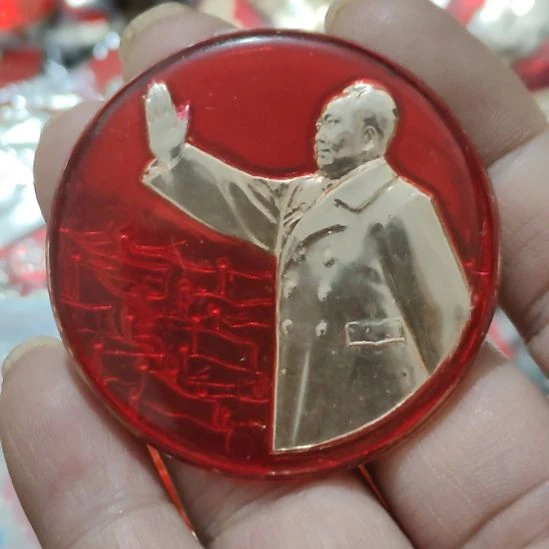 義***斋其他普通金属圆形红色人物像章