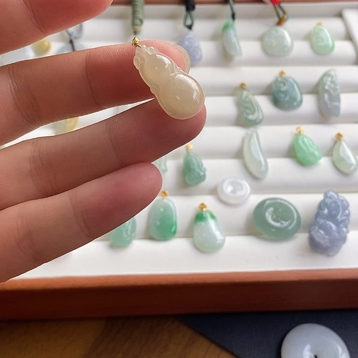 郭***敬颈饰18K金镶嵌翡翠冰黄葫芦