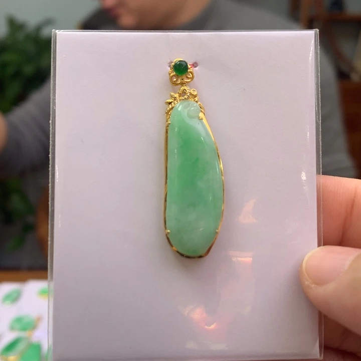 翡翠颈饰18K金镶嵌翡翠吊坠