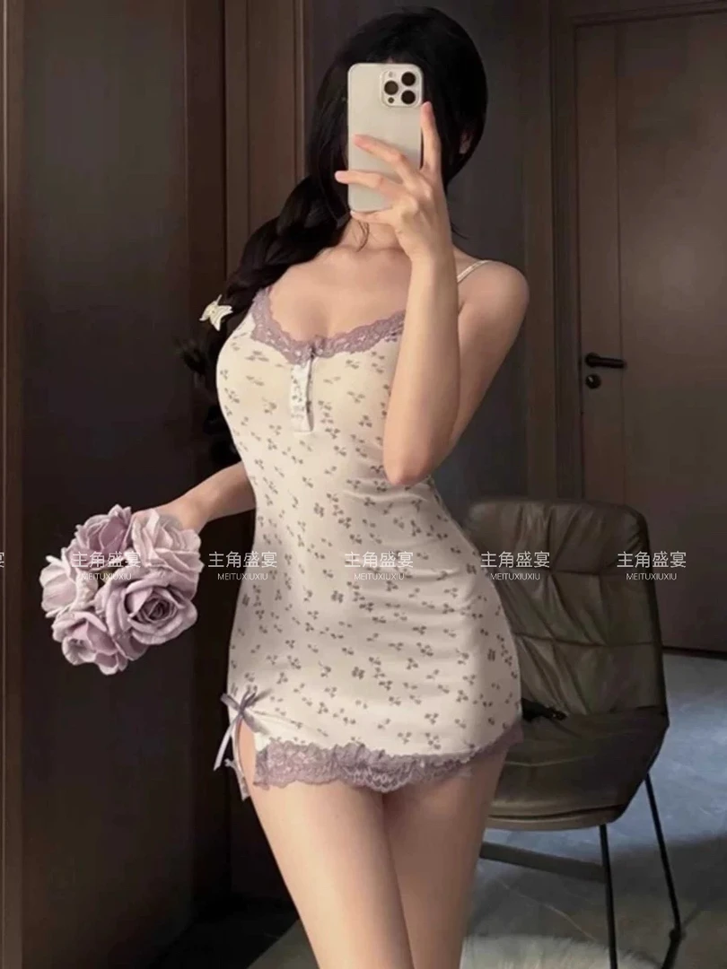 纯欲小白花性感吊带睡裙