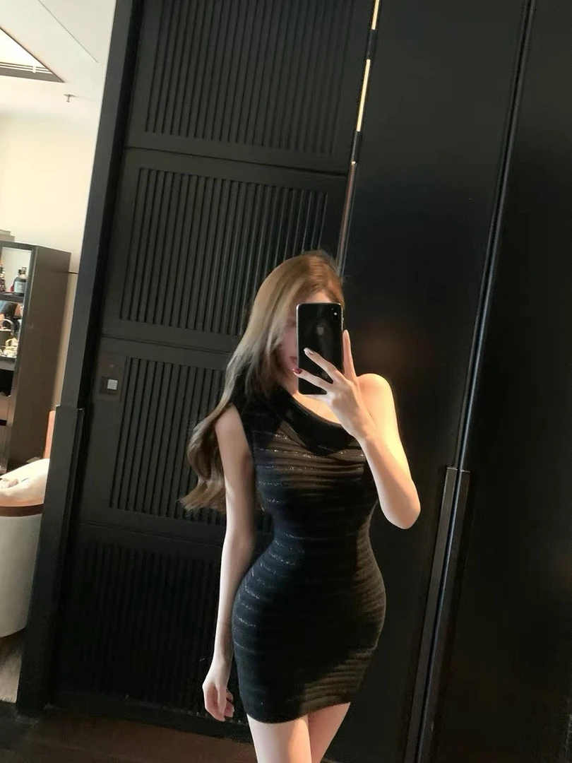 温柔气质贵感亮丝斜肩修身针织无袖包臀短裙紧身背心连衣裙