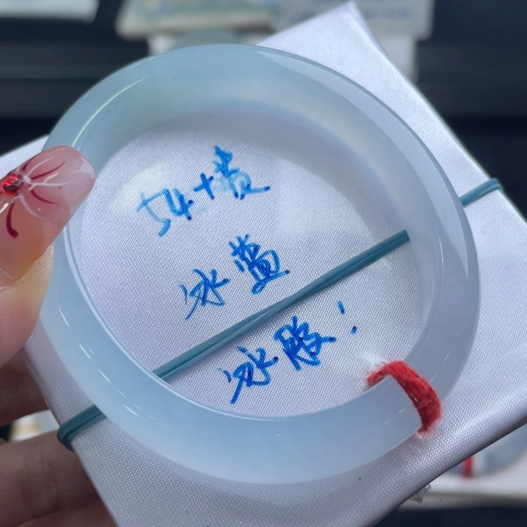 翡翠手镯未镶嵌翡翠手镯