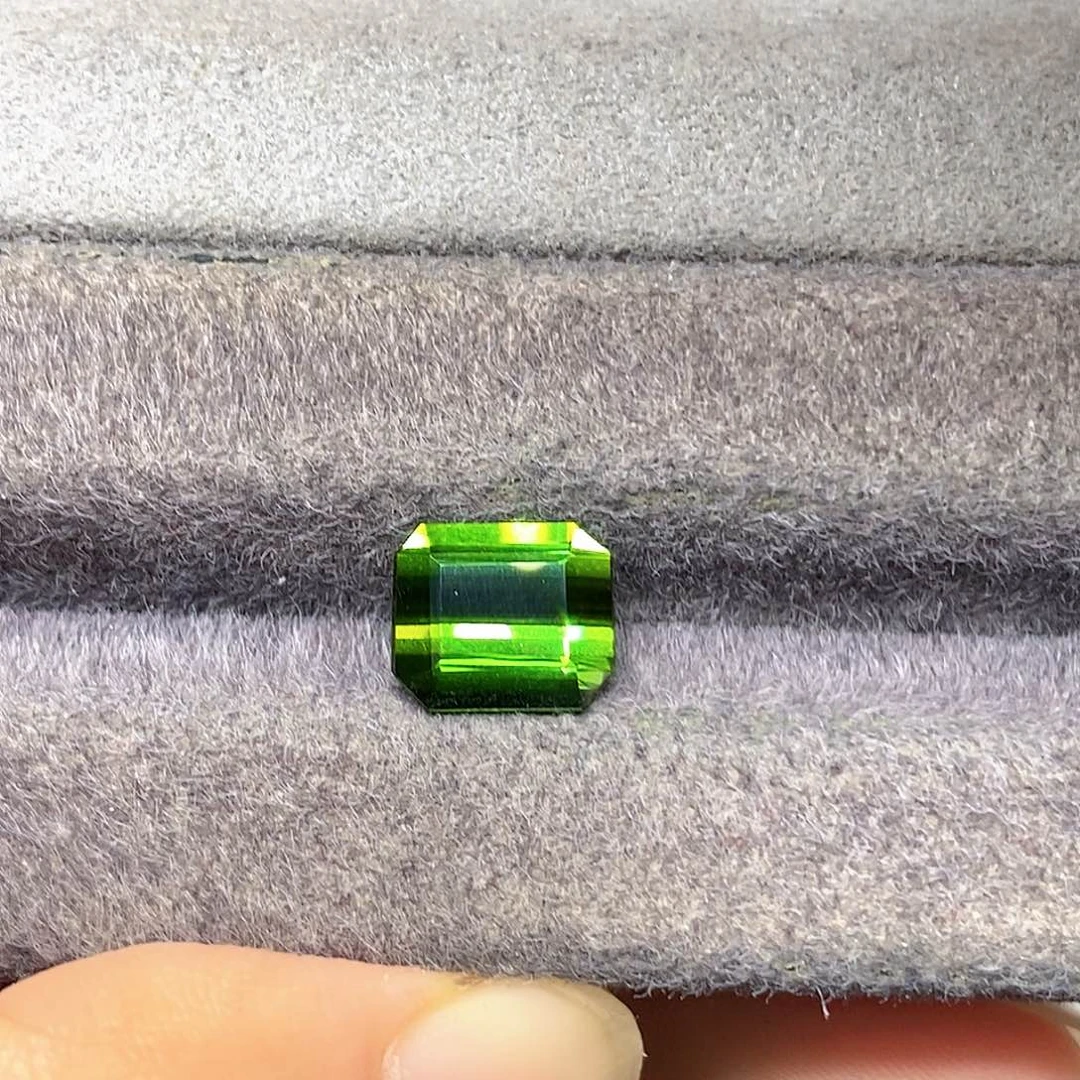 3.76克拉天然全净满火彩电光绿碧玺未镶嵌碧玺
