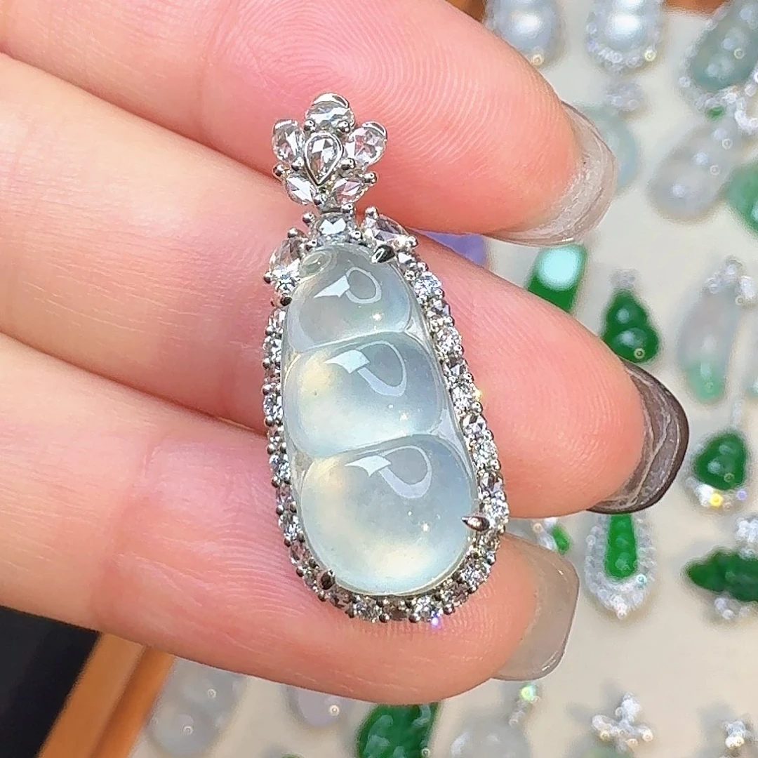 翡翠18K金镶嵌颈饰冰种福豆