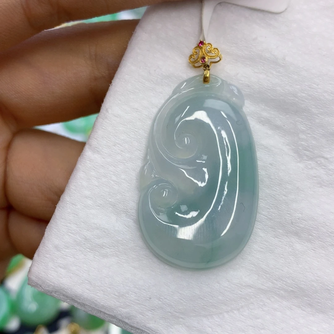 翡翠18K金镶嵌颈饰