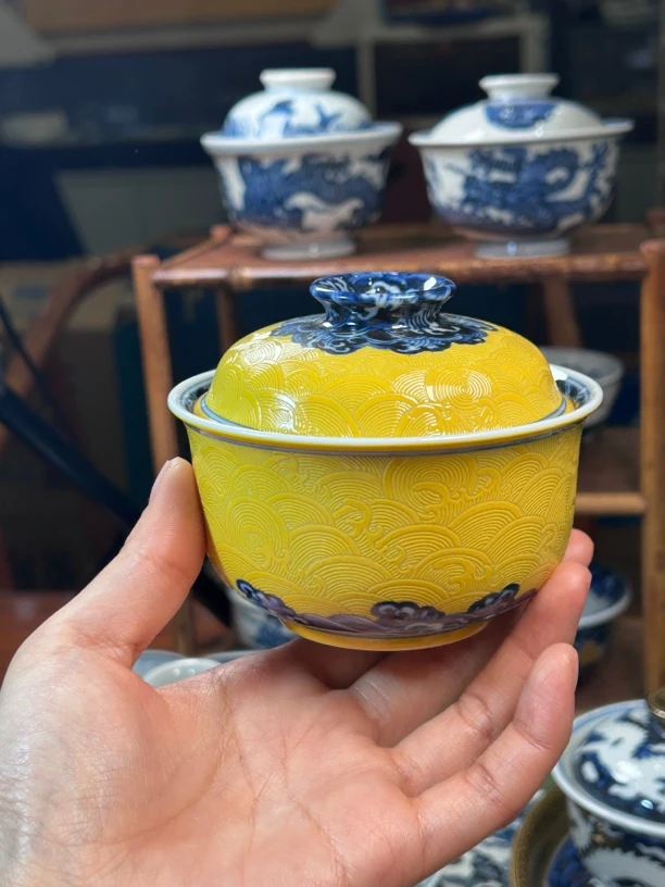 暗刻双龙黄地扒花盖碗大明风华175mlm