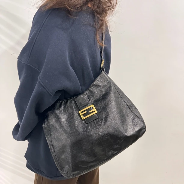 95新 FENDI/芬迪 黑金斜挎hobo包/2295