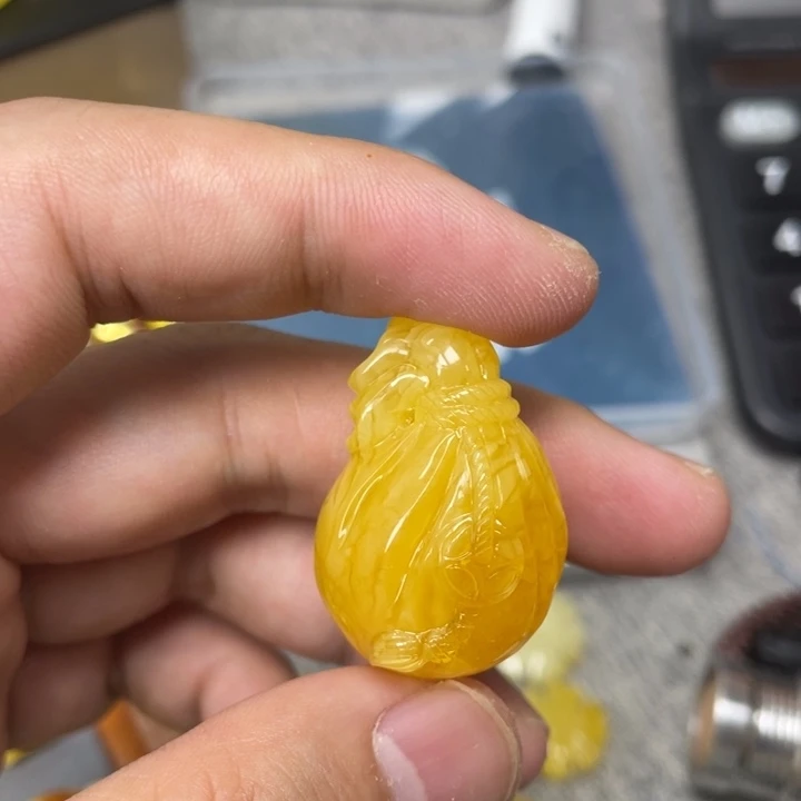韦****琥珀未镶嵌珠宝奇石