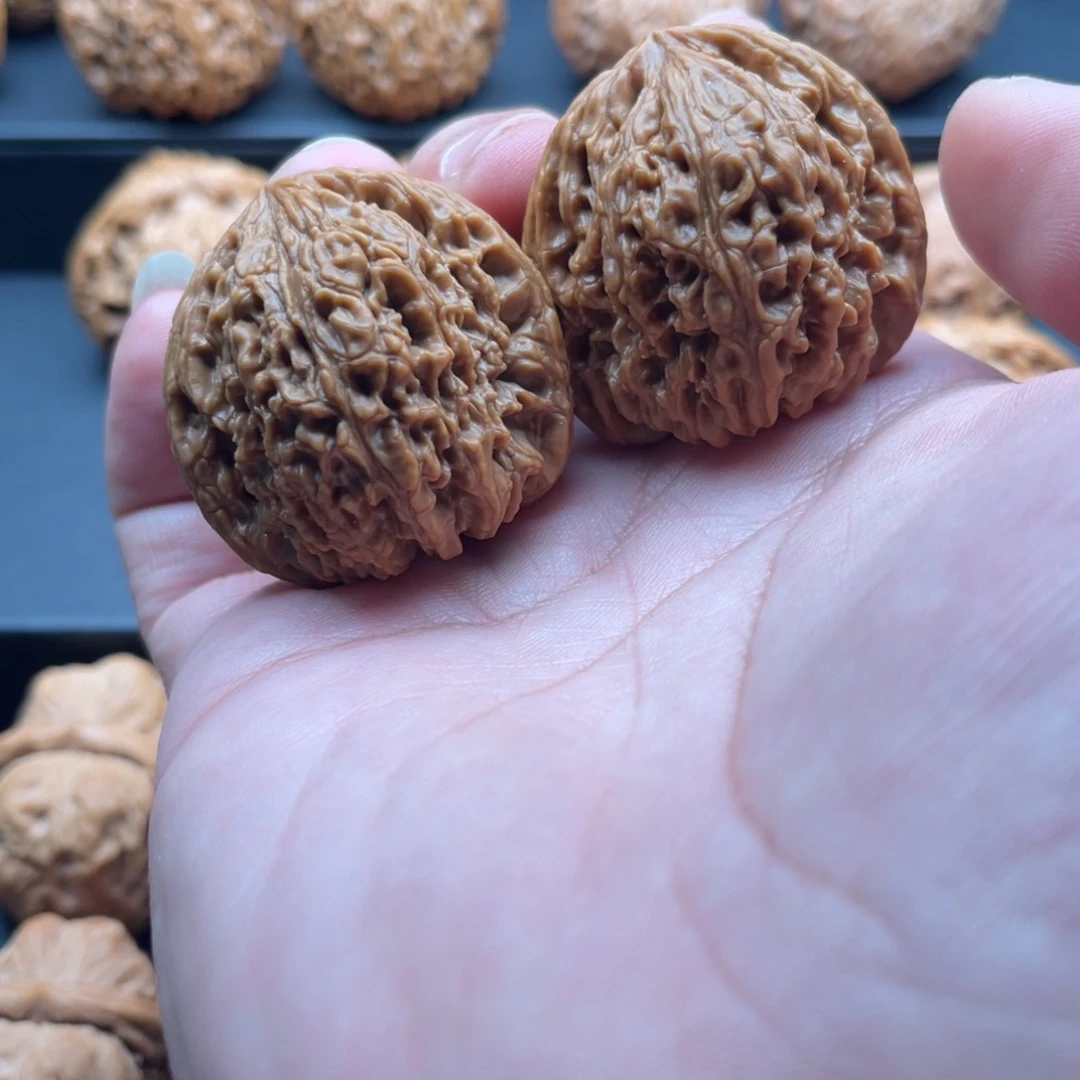 文玩核桃吊坠周****闪老树南疆石38，200