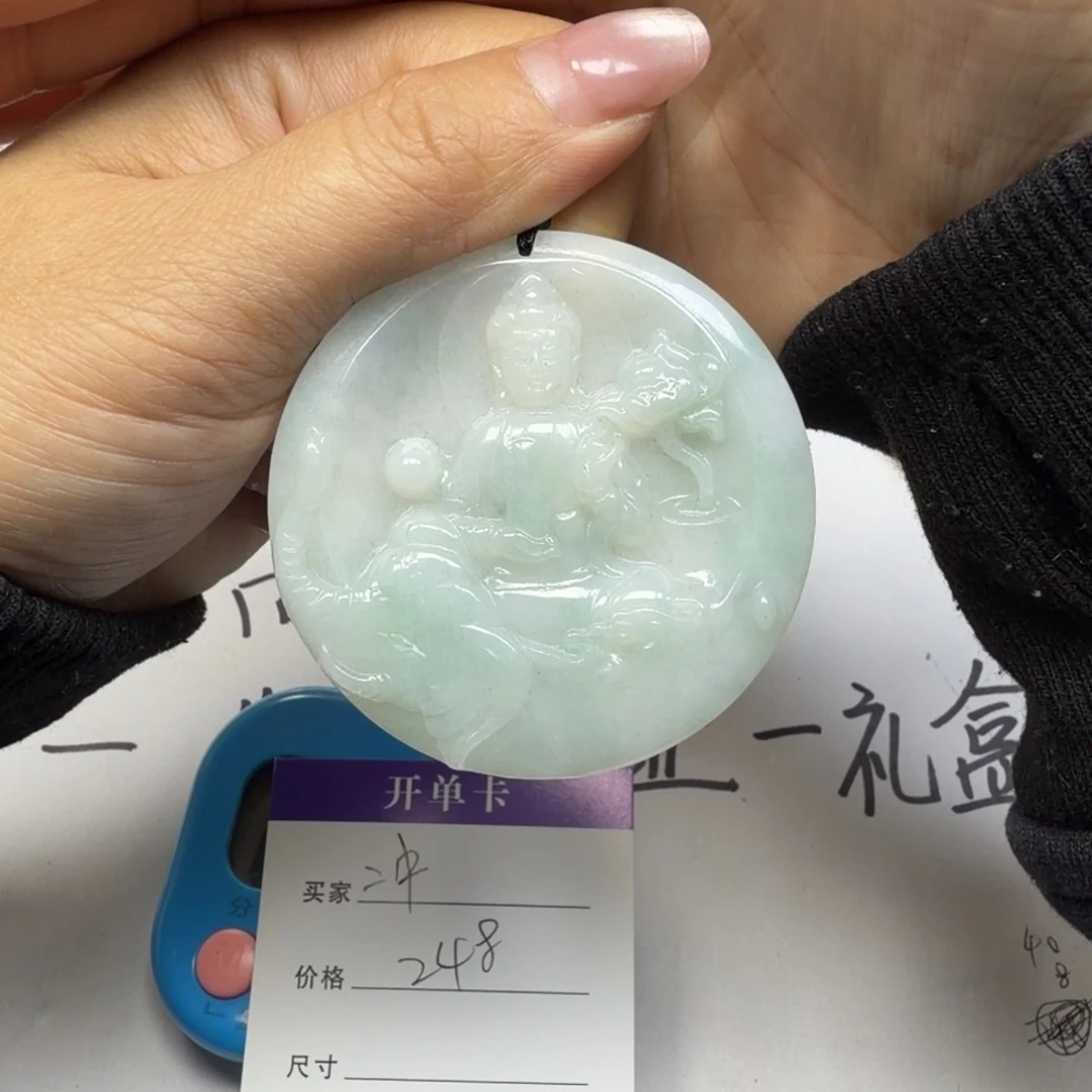 衝***霄翡翠未镶嵌颈饰？？