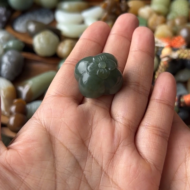 颈饰未镶嵌和田玉兔***记