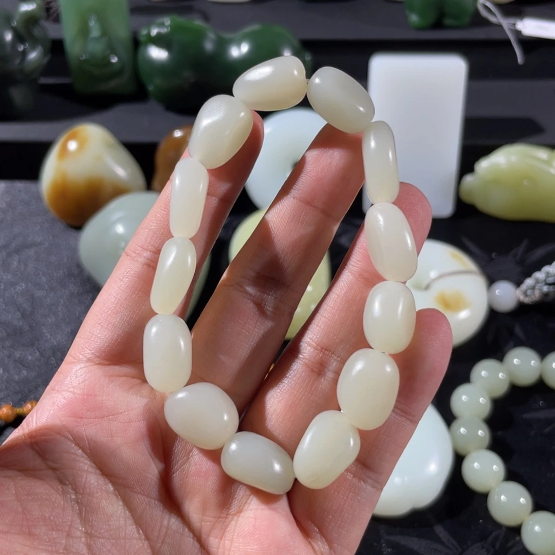 青***l和田玉未镶嵌颈饰