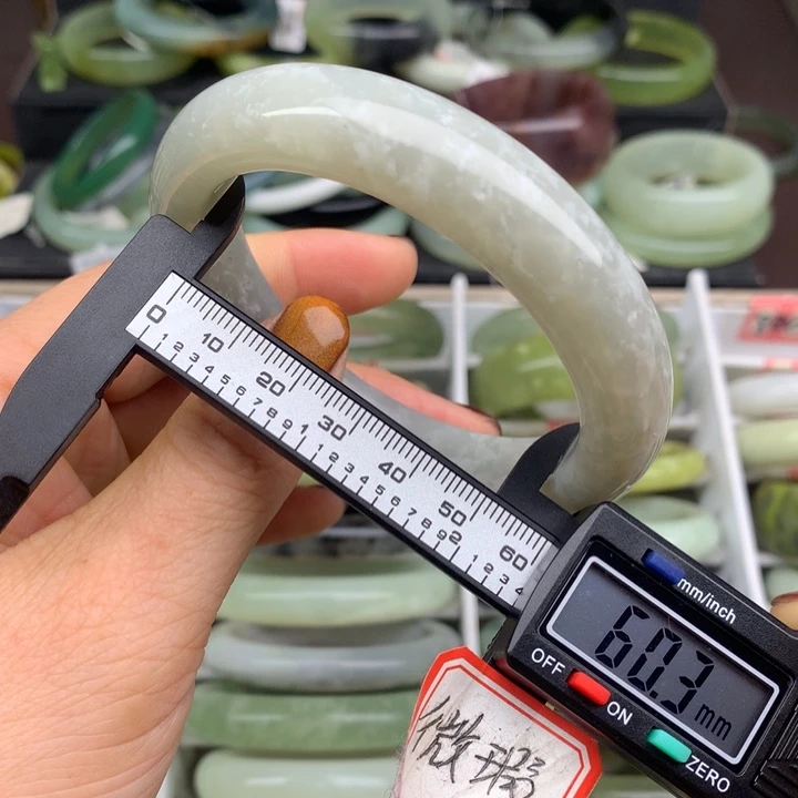 蛇纹石玉未镶嵌手镯800